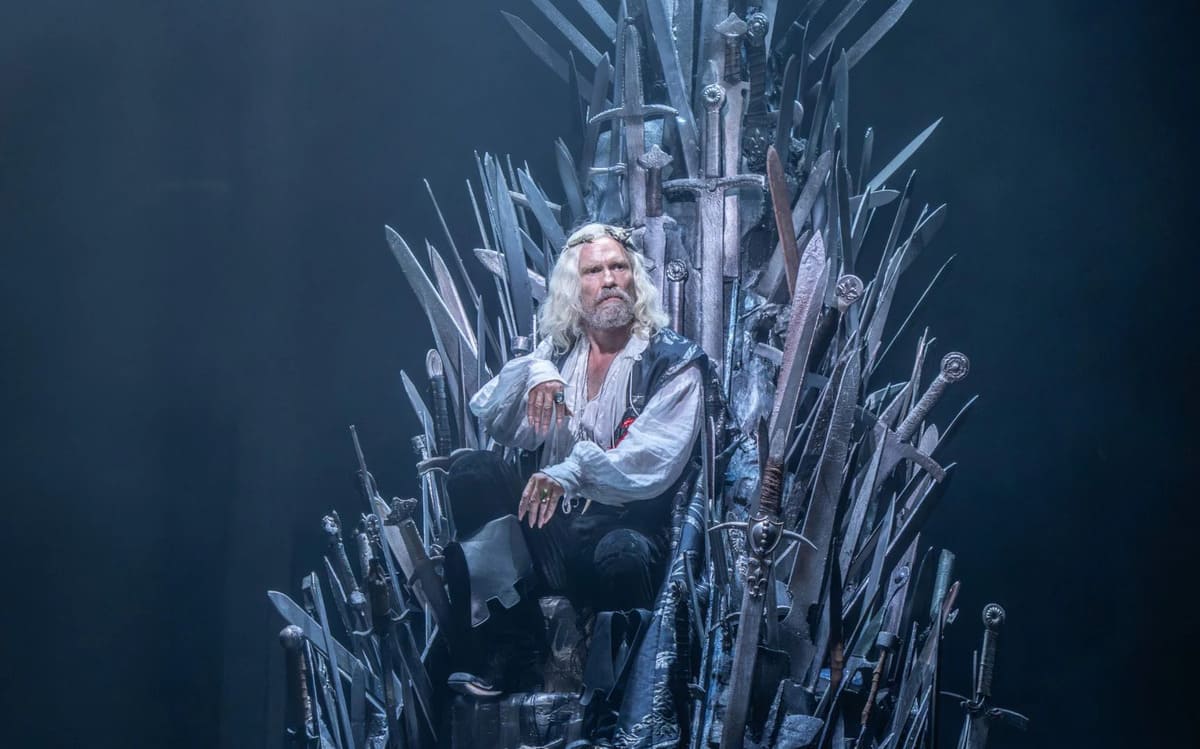 Michael Shaeffer som kung Aerys Targaryen i Game of Thrones: The Mad King. Foto av Johan Persson