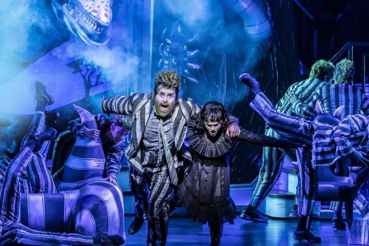 Beetlejuice och Lydia på scenen i Beetlejuice The Musical på Prince Edward Theatre